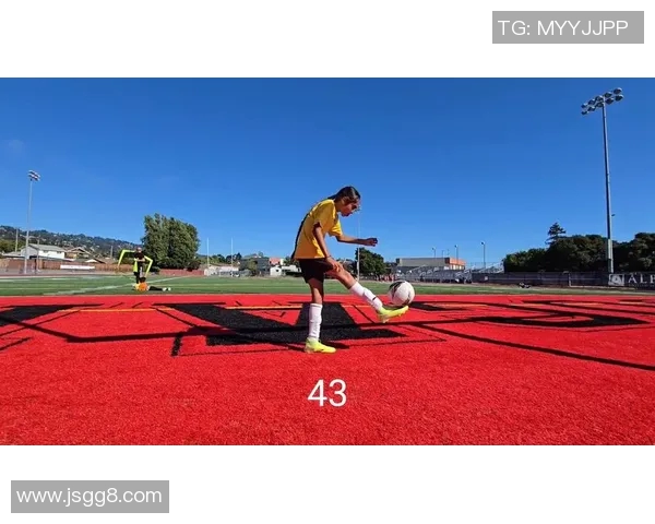 足球明星精彩瞬间大开脚踢球图片展示尽显运动魅力与激情