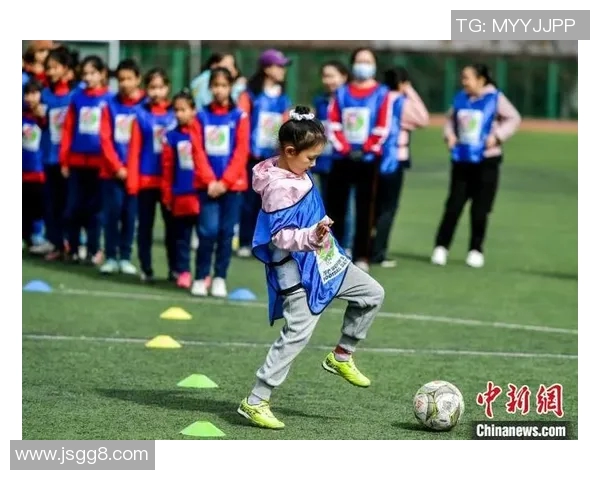 足球明星走进新疆乡村与儿童亲密互动传递足球梦想与希望